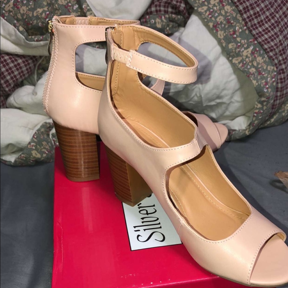 Baby pink Betan heels size 7, but fit like 8.